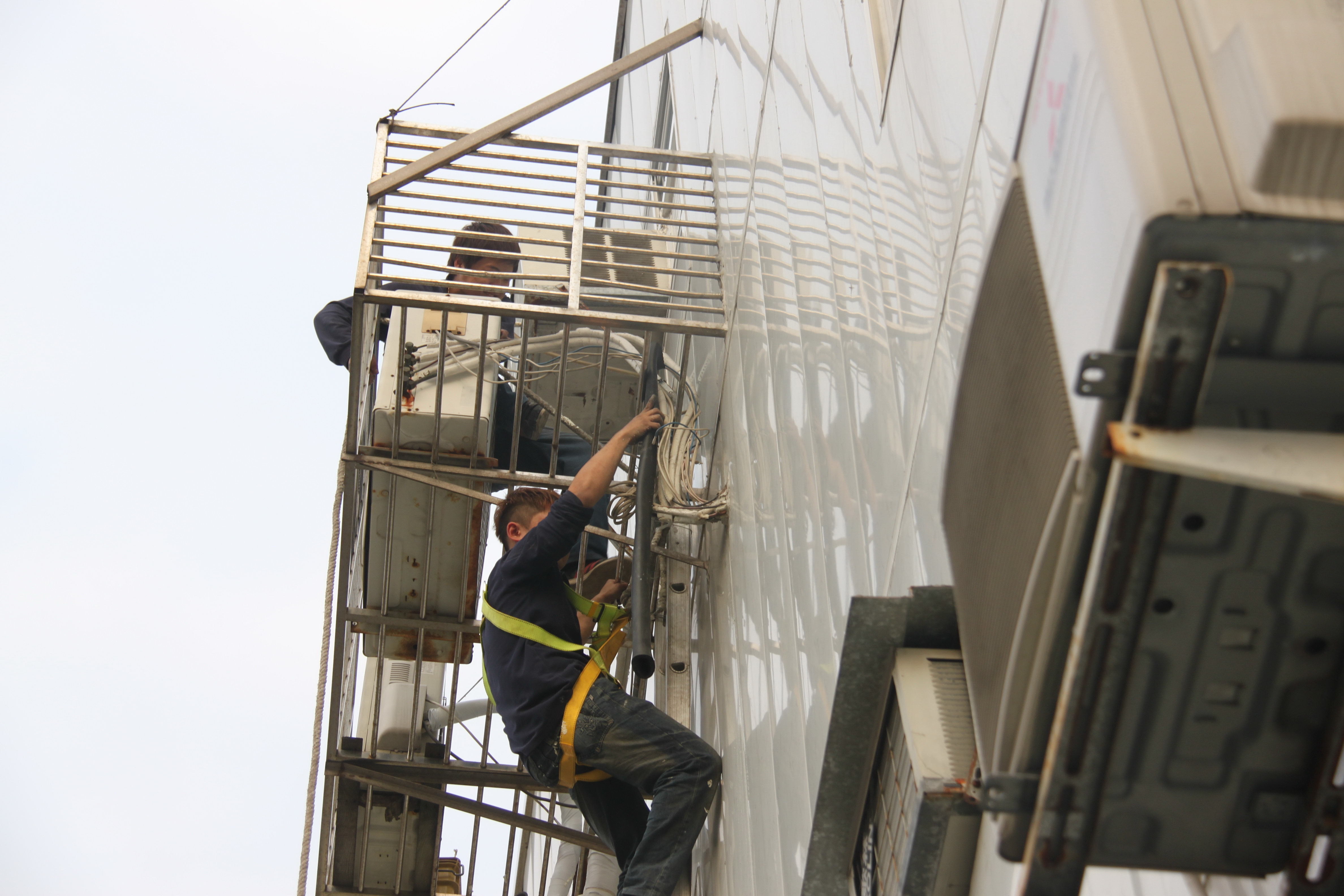 新北市三重住家分離式冷氣外牆補漏水