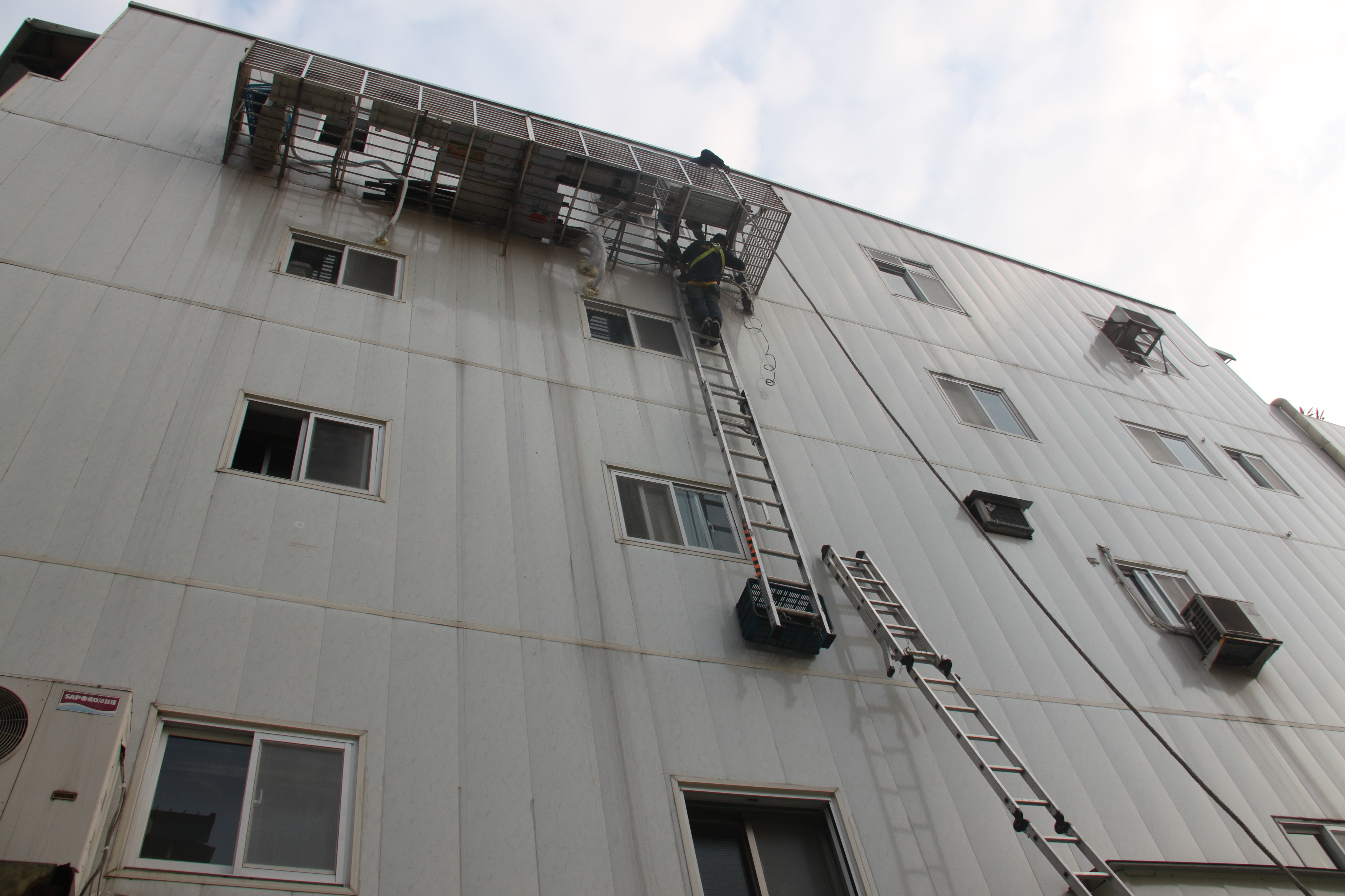 新北市三重住家分離式冷氣外牆補漏水