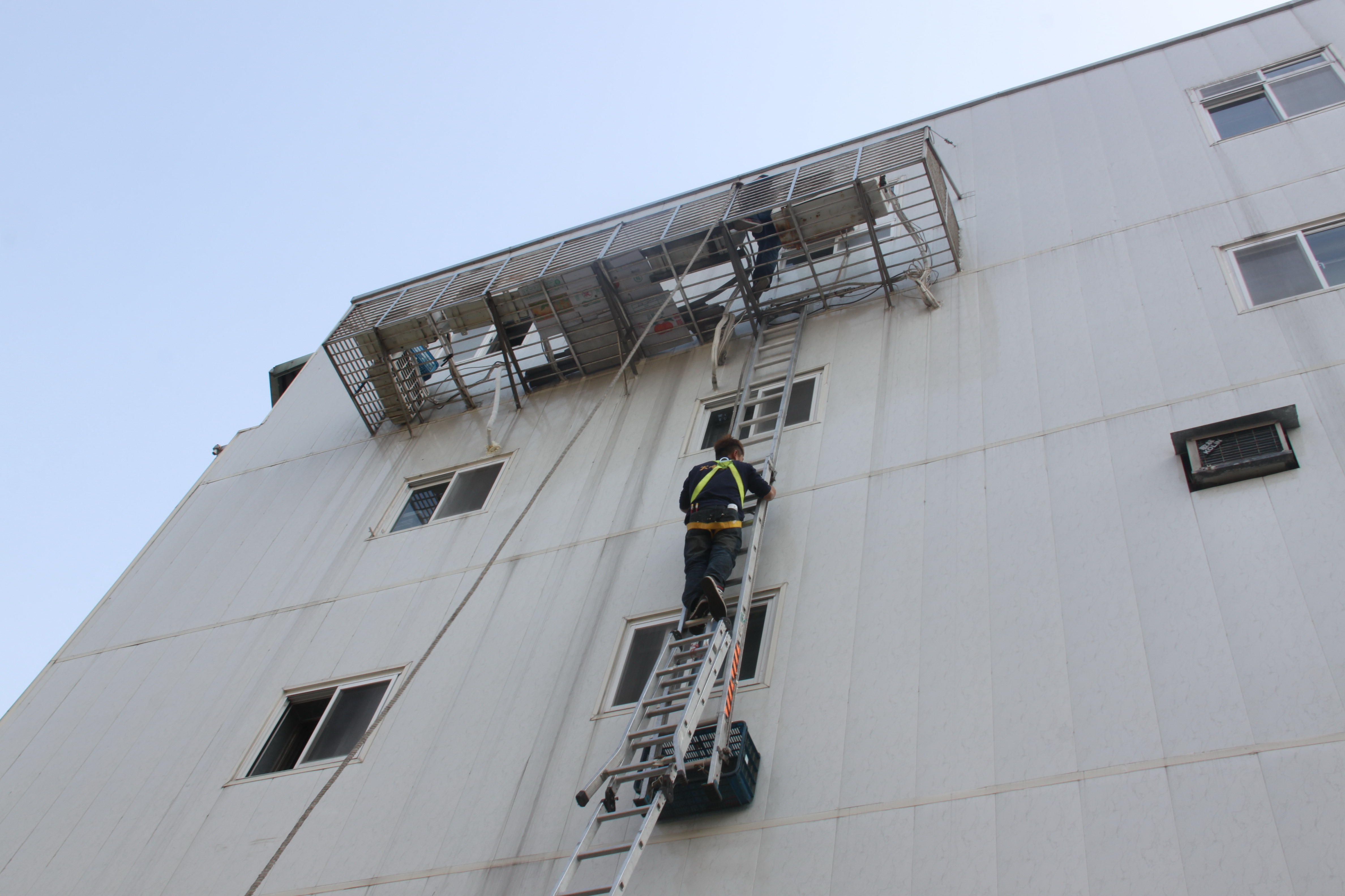 新北市三重住家分離式冷氣外牆補漏水