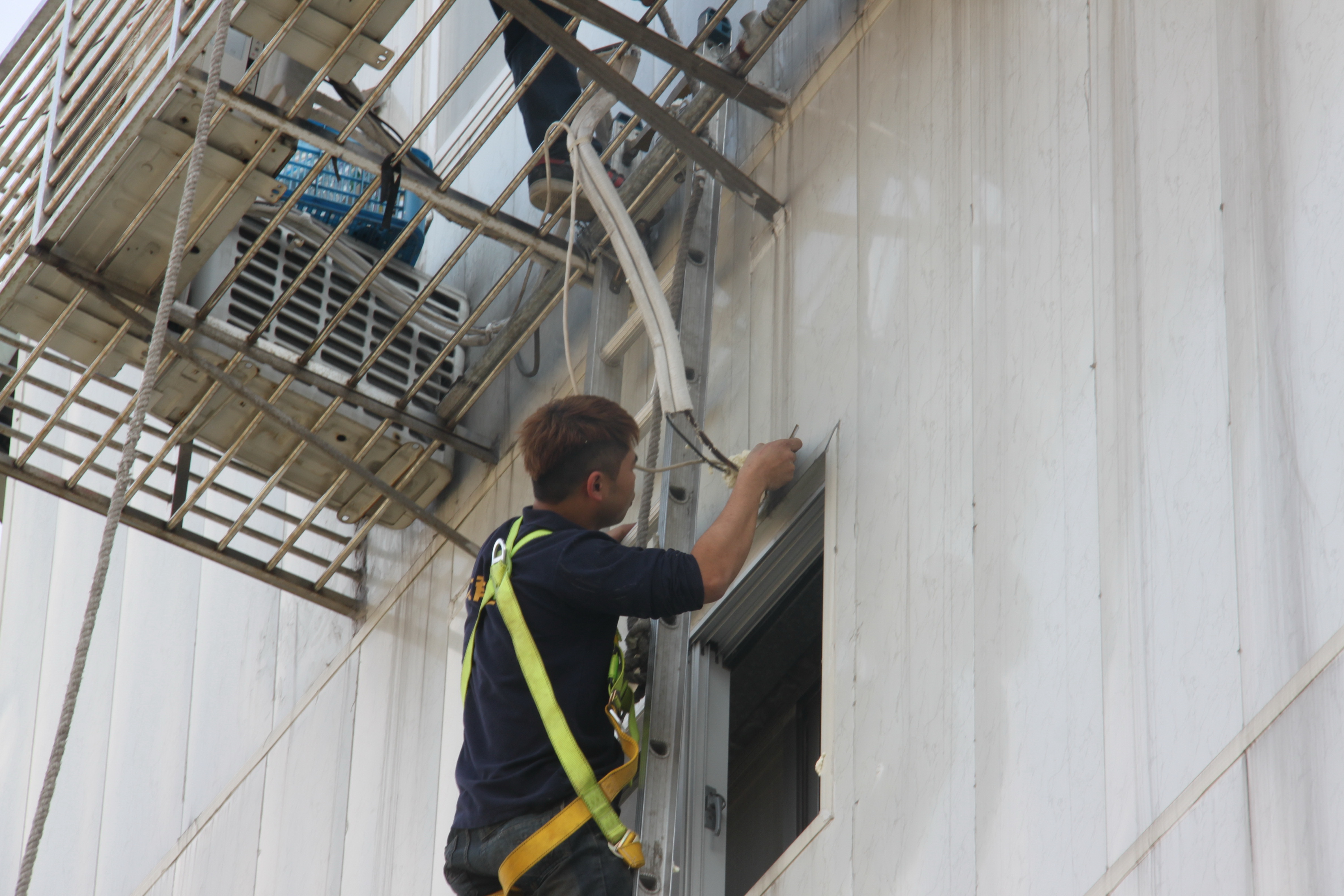 新北市三重住家分離式冷氣外牆補漏水