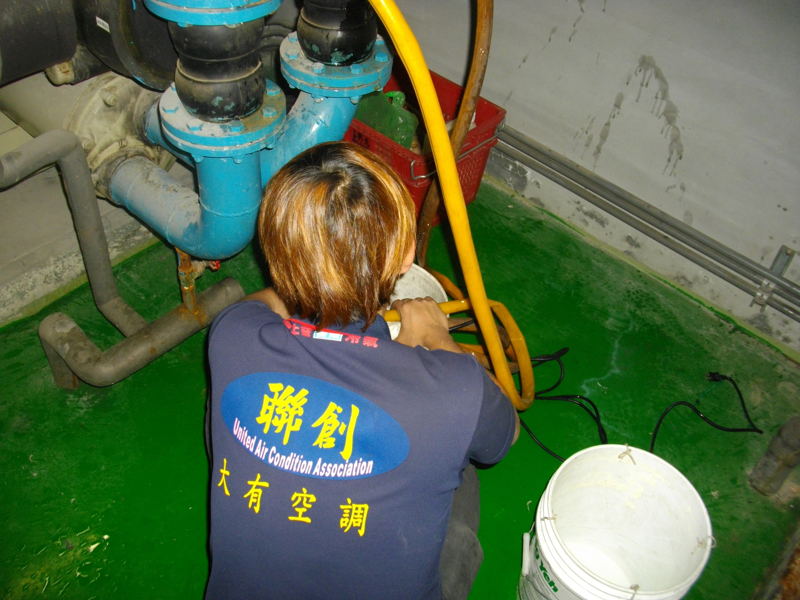 新莊汽車公司空調40RT主機側洗