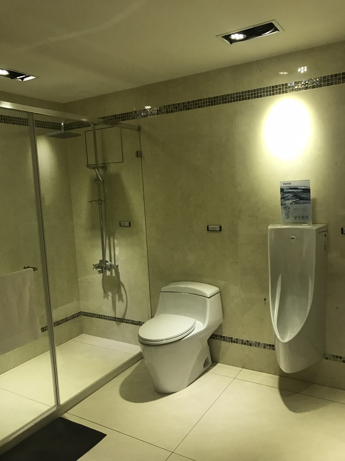 toto馬桶、小便斗實品展示