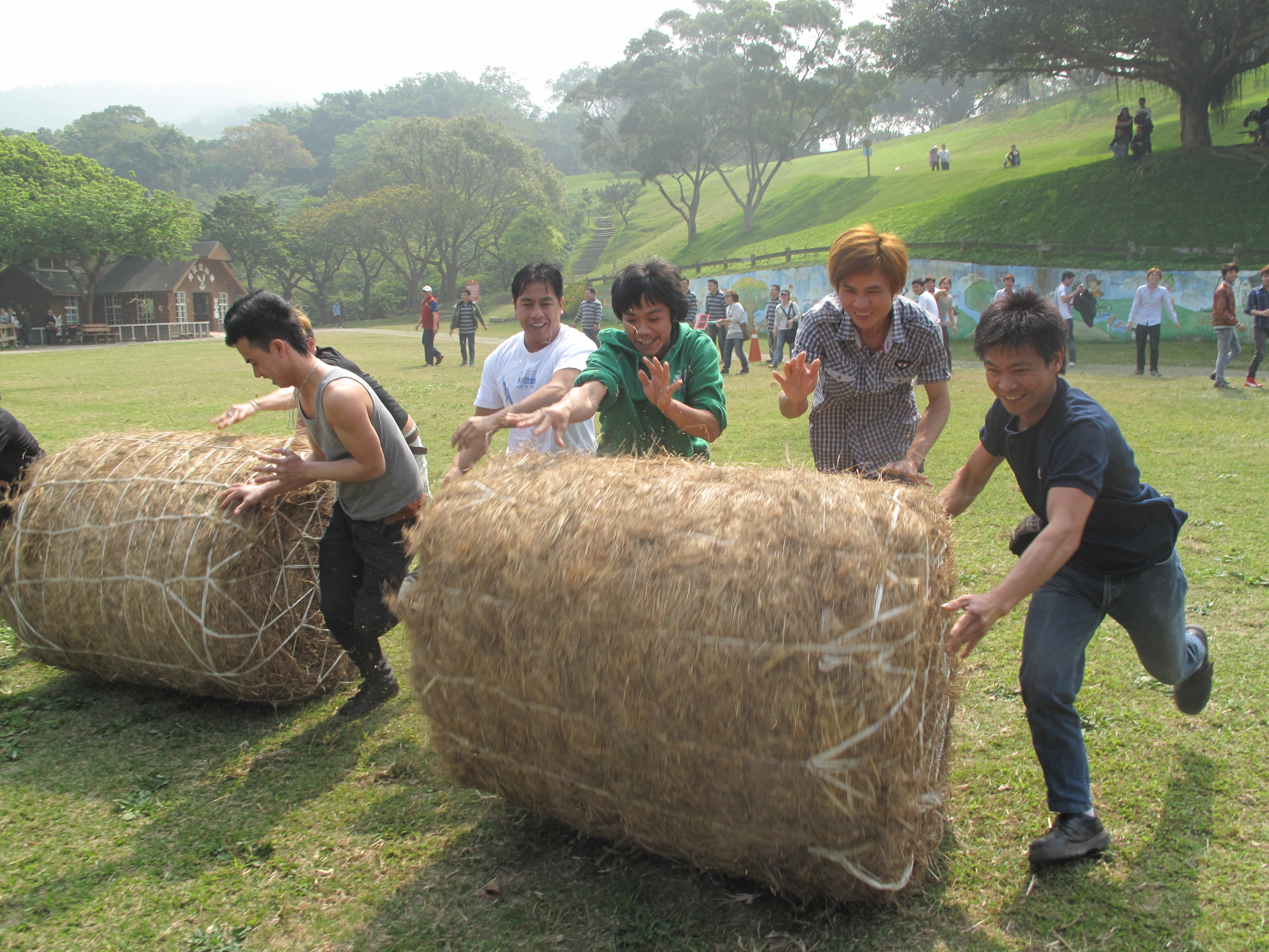 萬達舉辦外勞員工旅遊之滾草包比賽