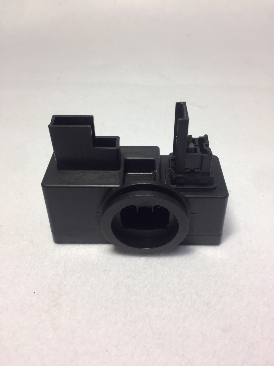 汽車連結器埋入射出