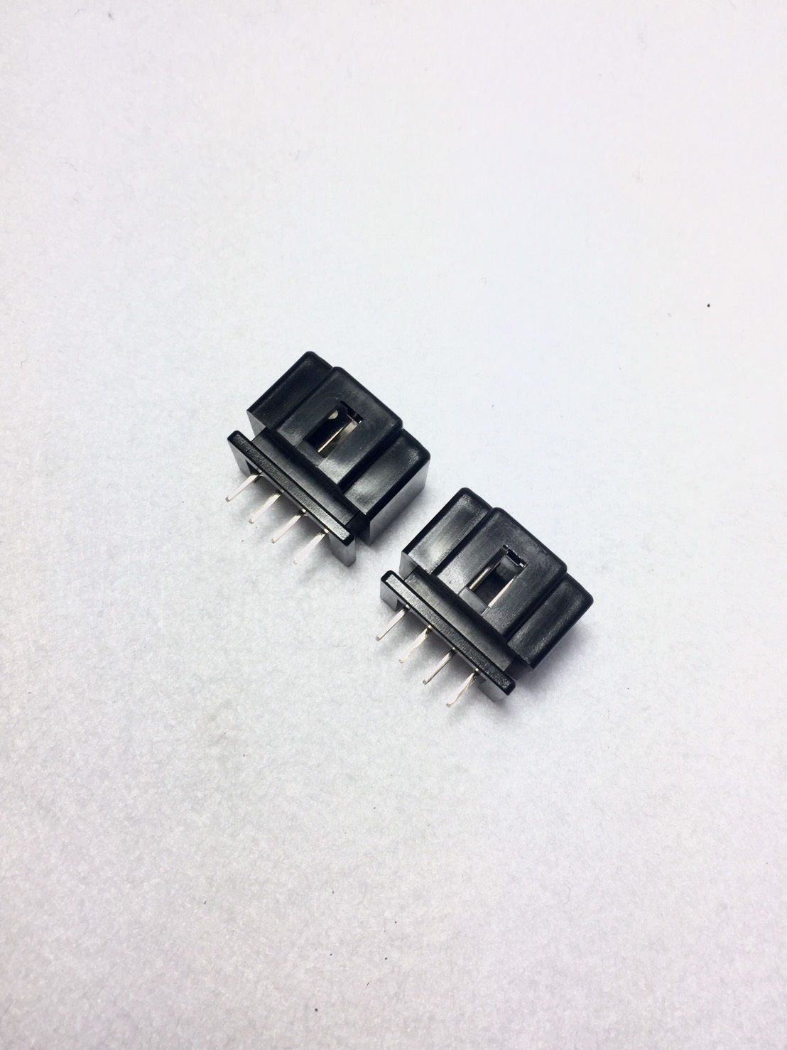 汽車連結器埋入射出