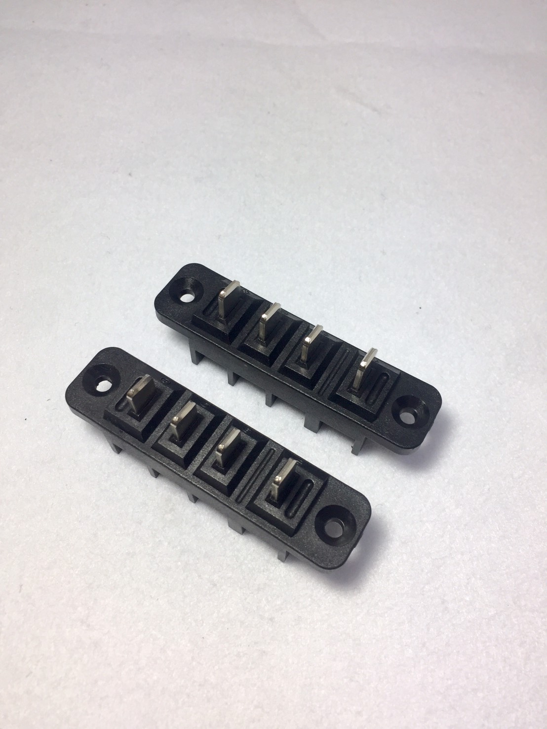 汽車連結器埋入射出