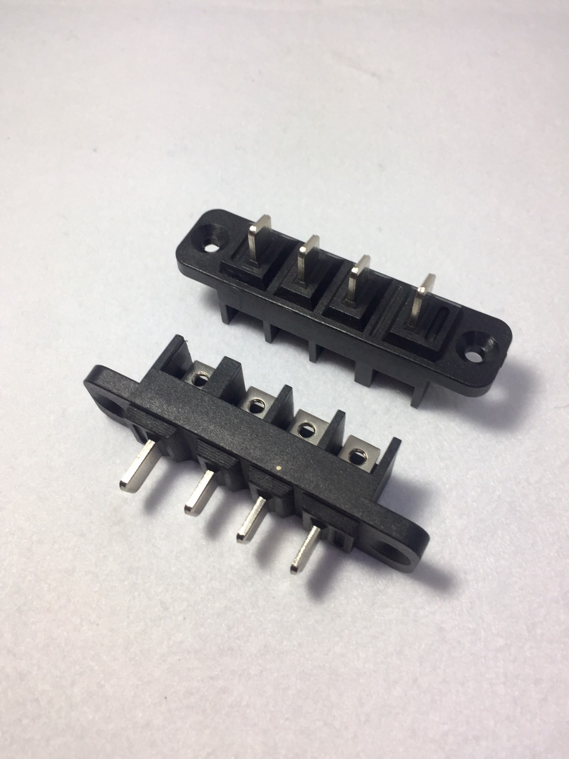 汽車連結器埋入射出