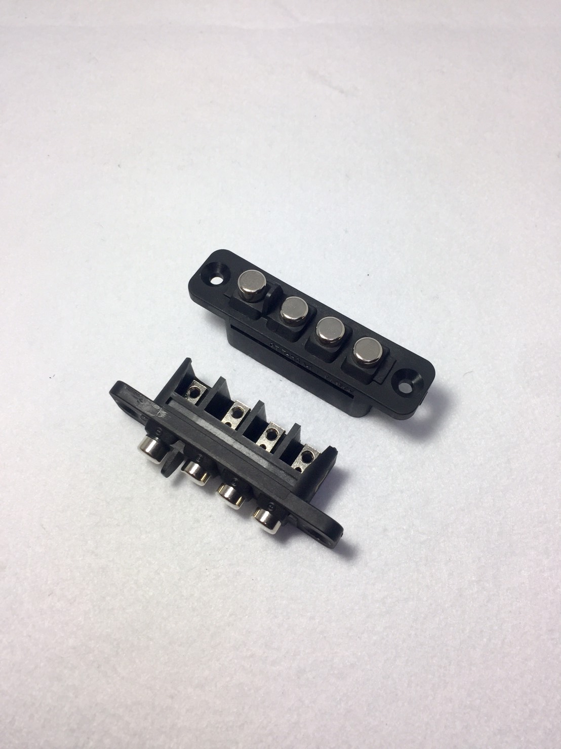 汽車連結器埋入射出