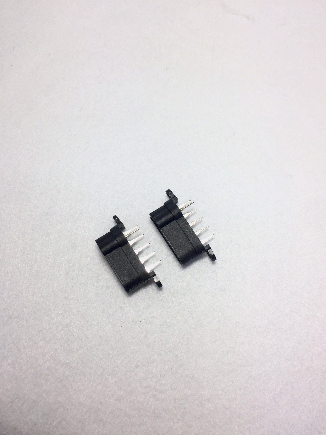 汽車連結器埋入射出