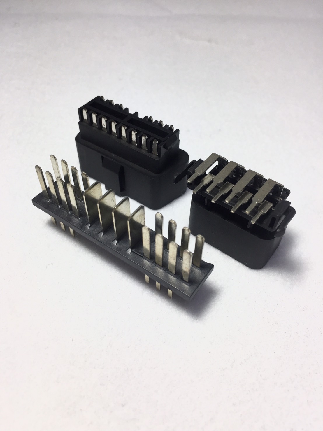 汽車連結器埋入射出