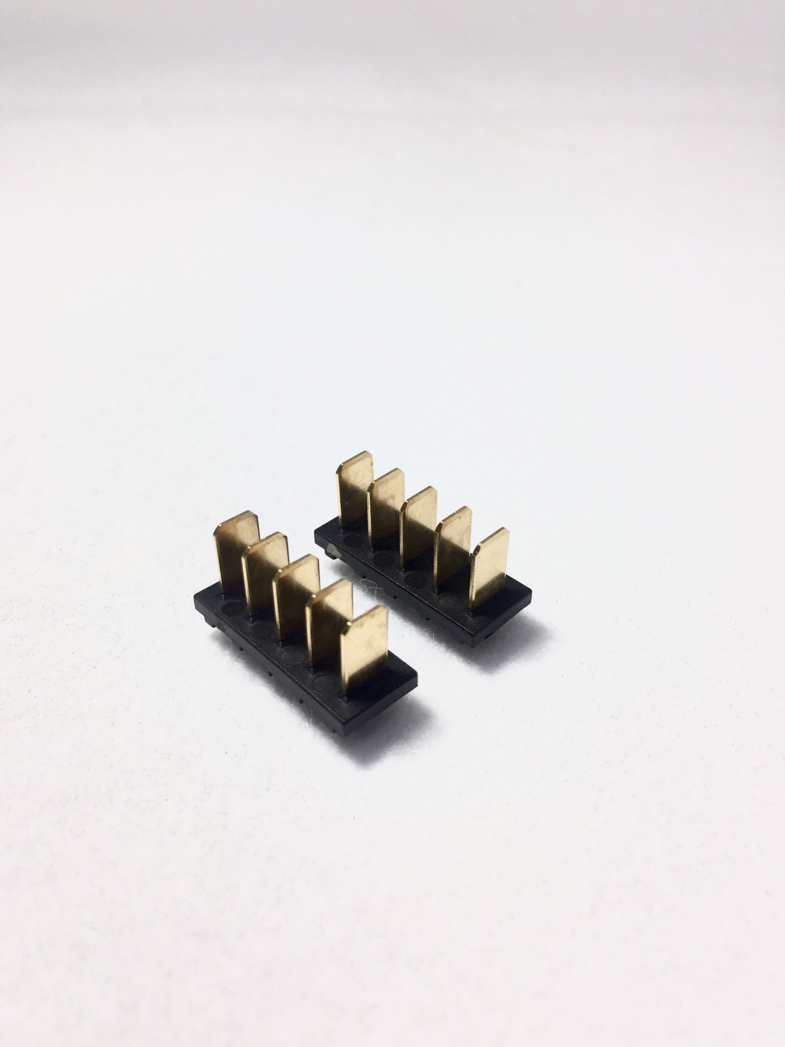 汽車連結器埋入射出