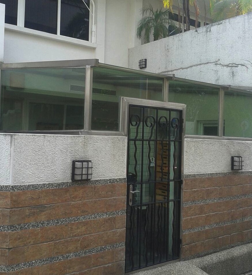 戶外強化玻璃鐵門