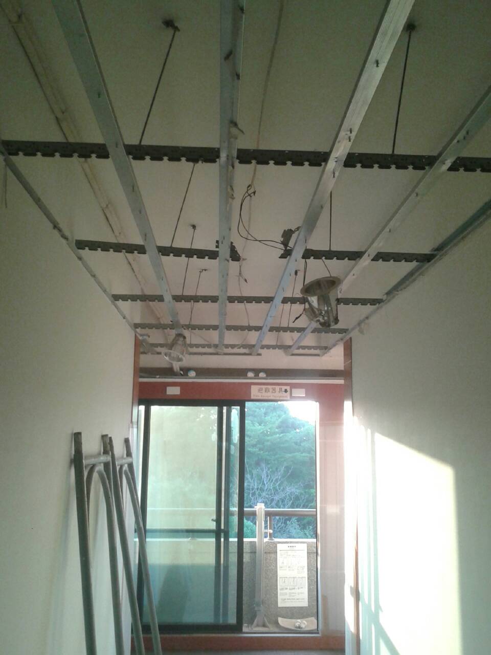 天花板輕鋼架隔間