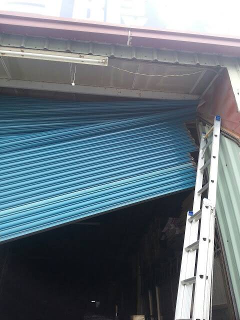 電動門卡住，跑出軌道