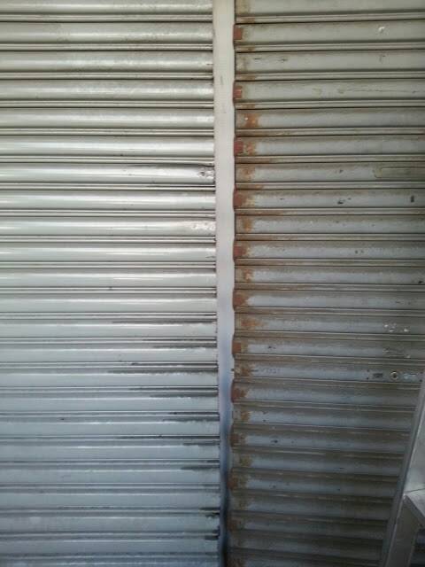 電動捲門，門片擋片沒焊，導致不整齊，會卡住