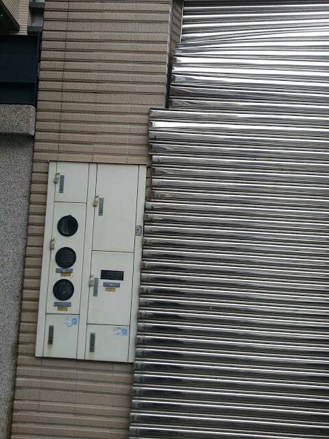 颱風把電動捲門，門片吹出軌道