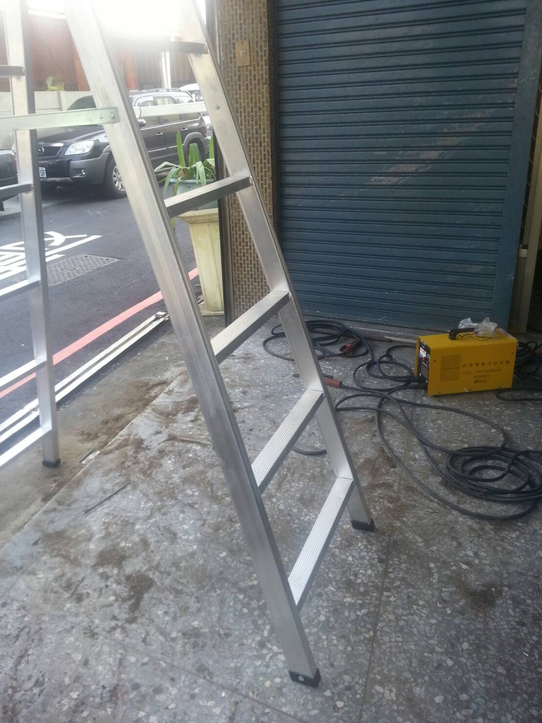 手拉捲門，撞彎，修理