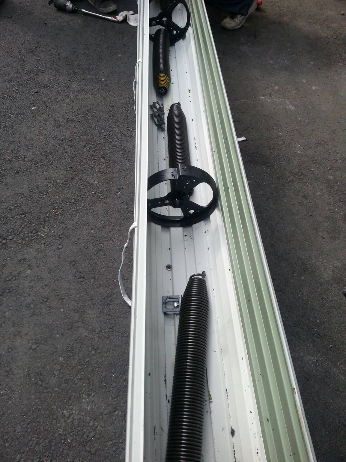 快速捲門彈簧，輪軸，換新