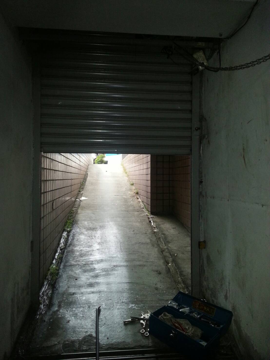 車道電動捲門，卡住，修理