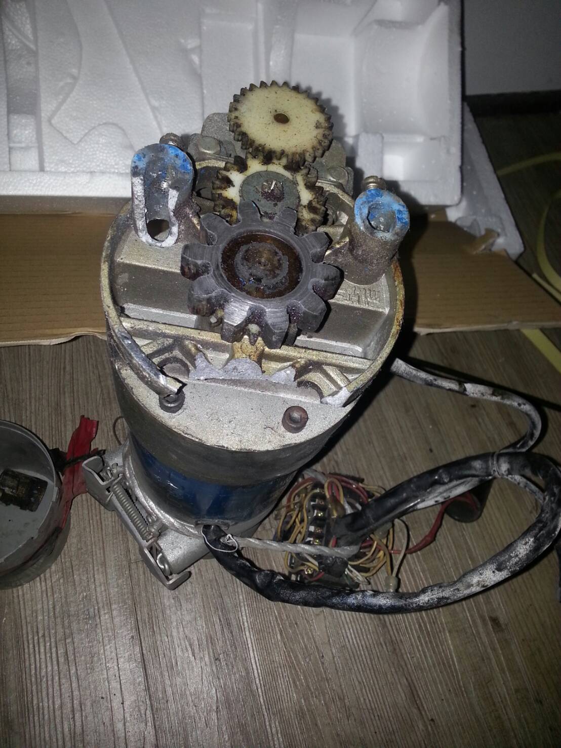 電動捲門，馬達，斷腳，換新馬達