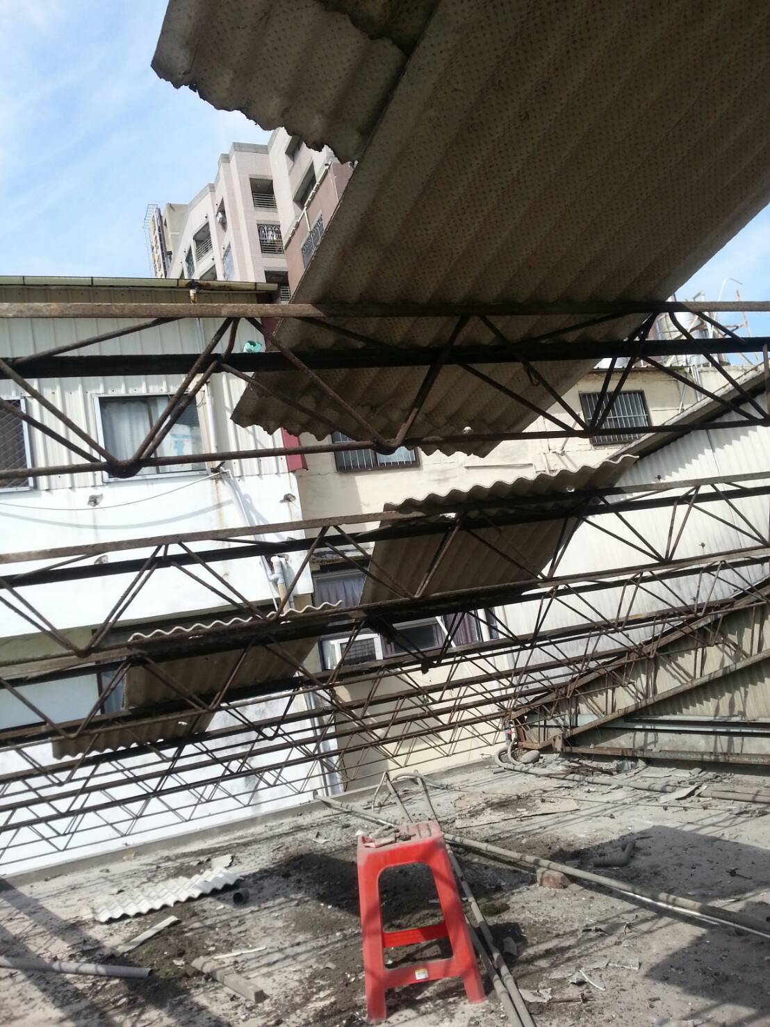 琉璃瓦換新，三合浪板