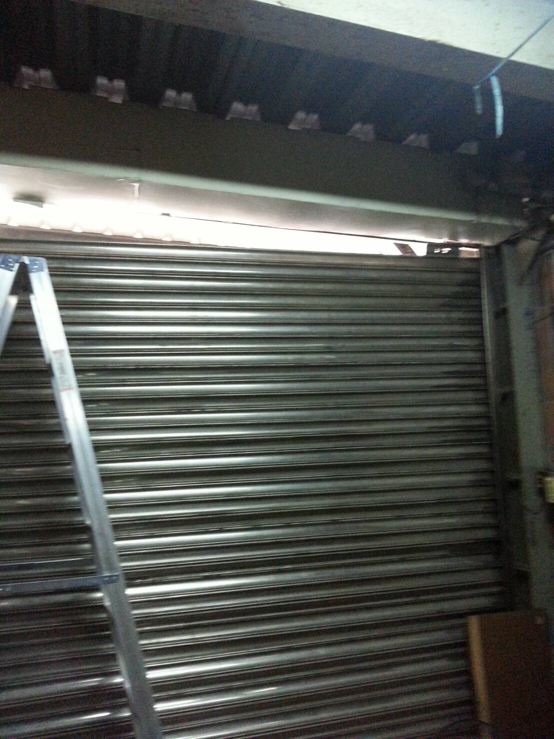 電動捲門片，斷裂，修理