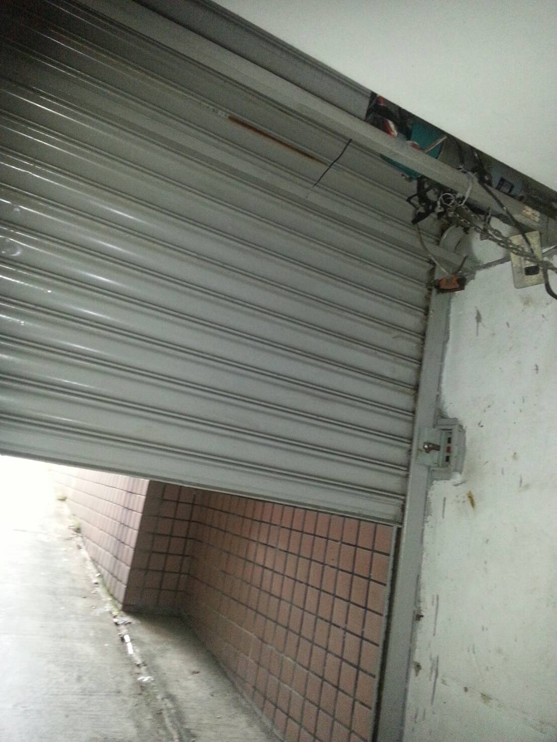 車道電動捲門，卡住，修理2