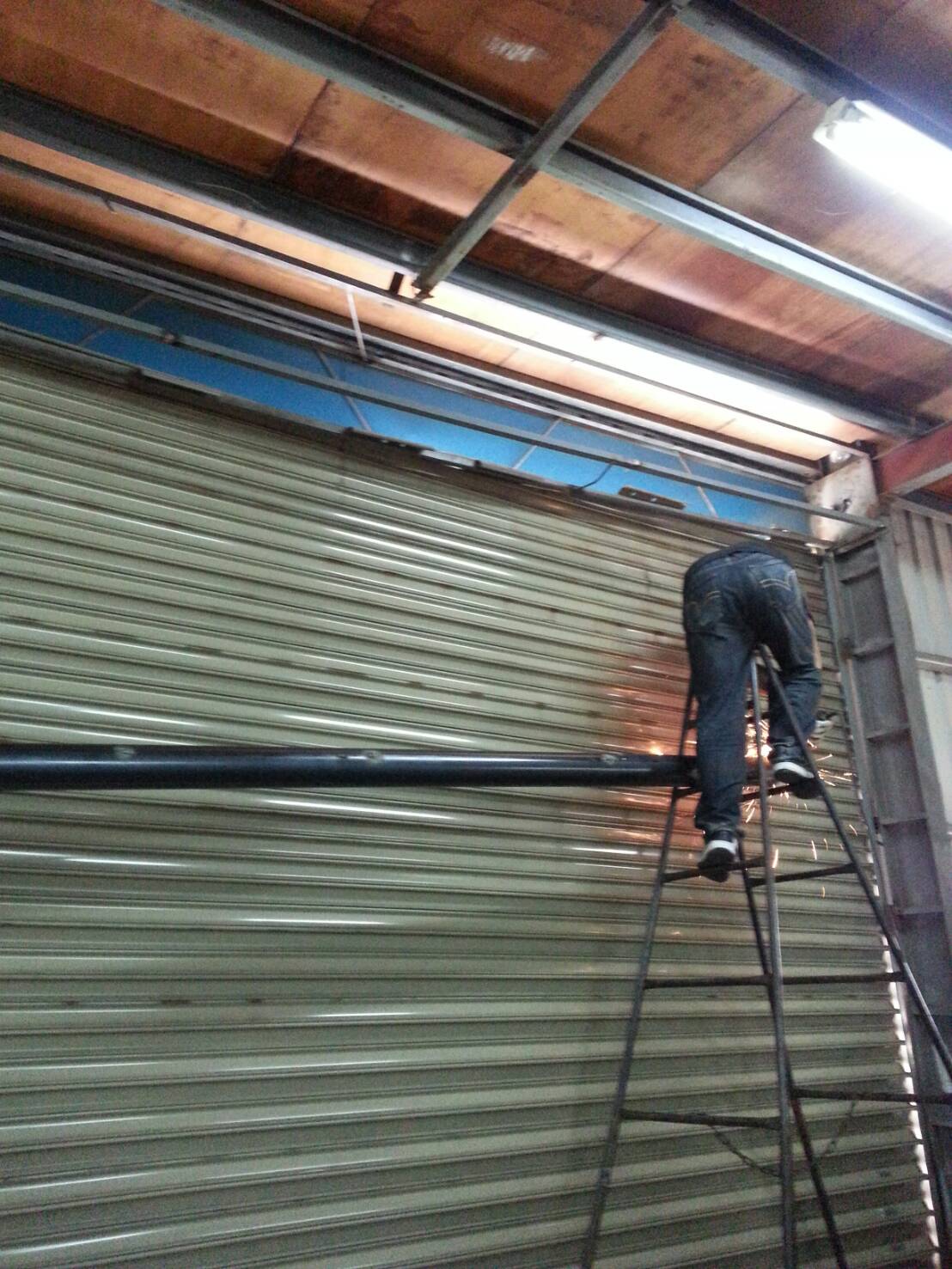 電動捲門，中心管斷裂，