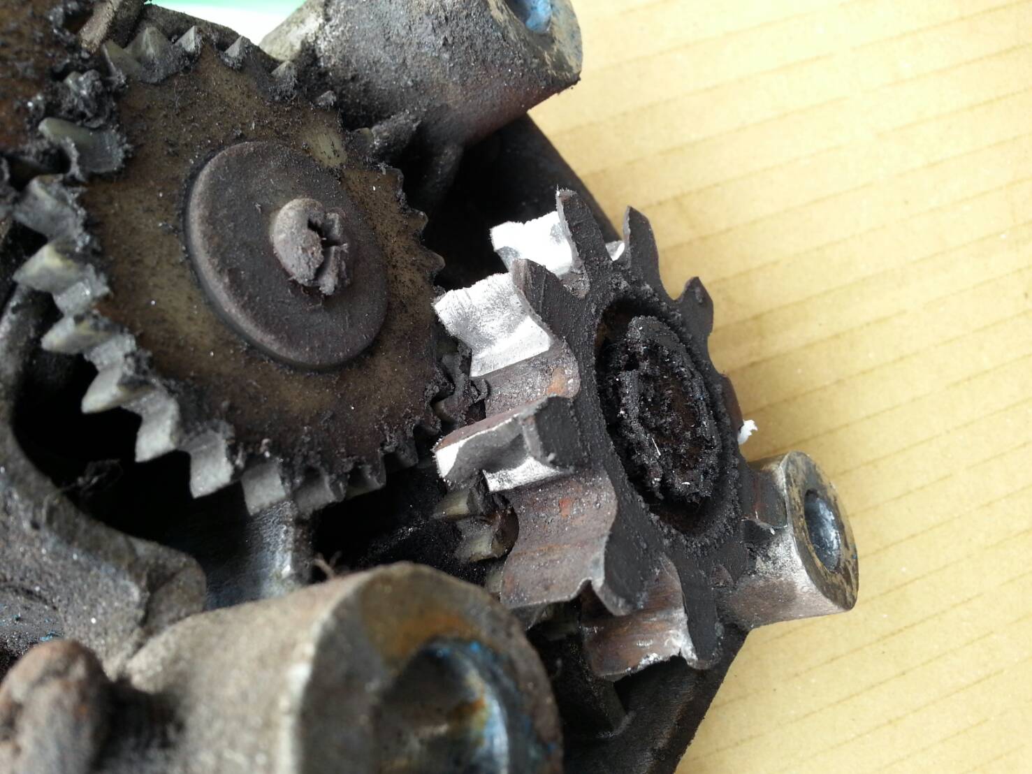 電動捲門，馬達齒輪蹦齒，