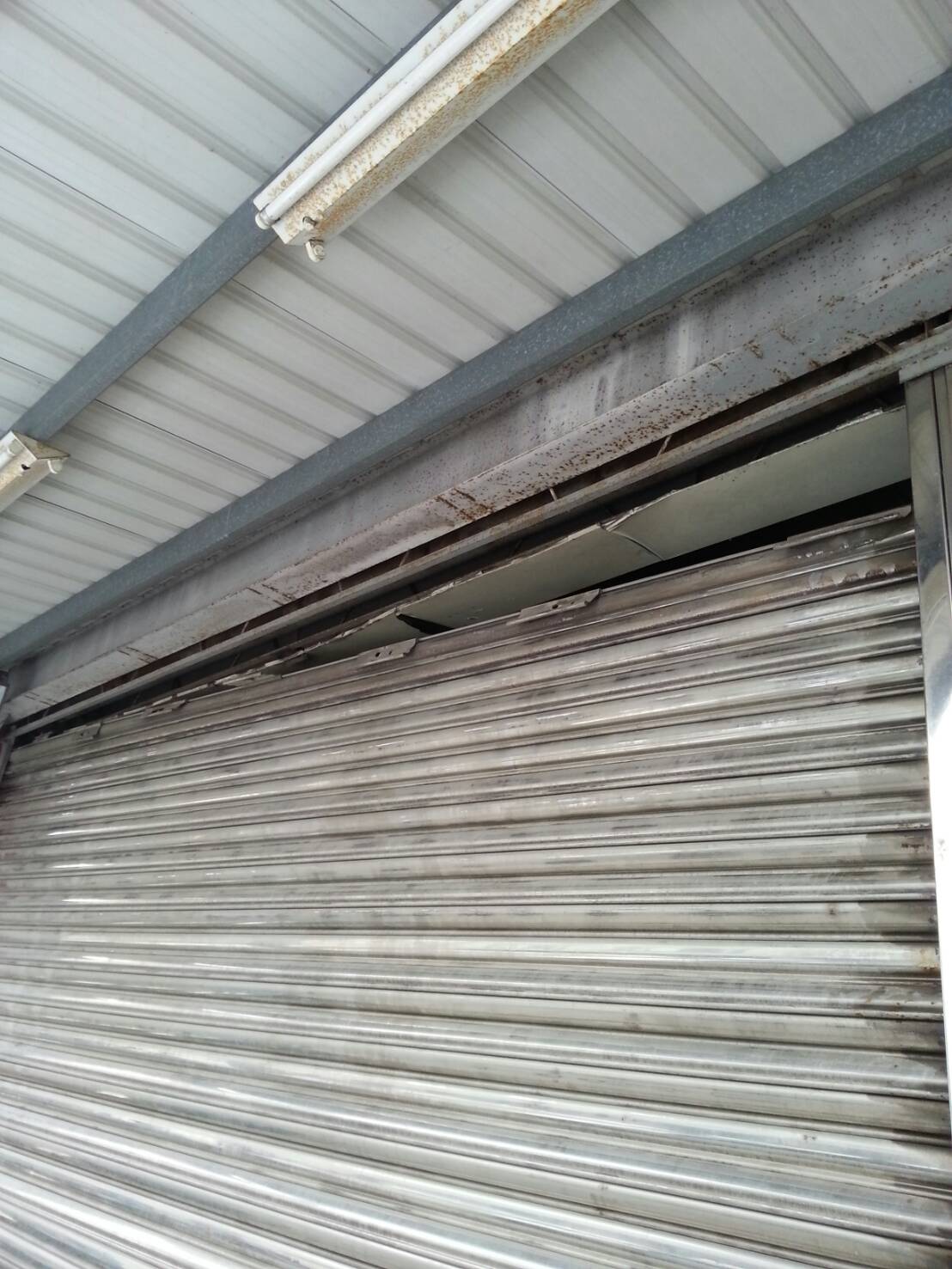 電動捲門片，斷裂，修理2