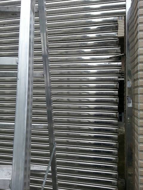 颱風把電動捲門，門片吹出軌道