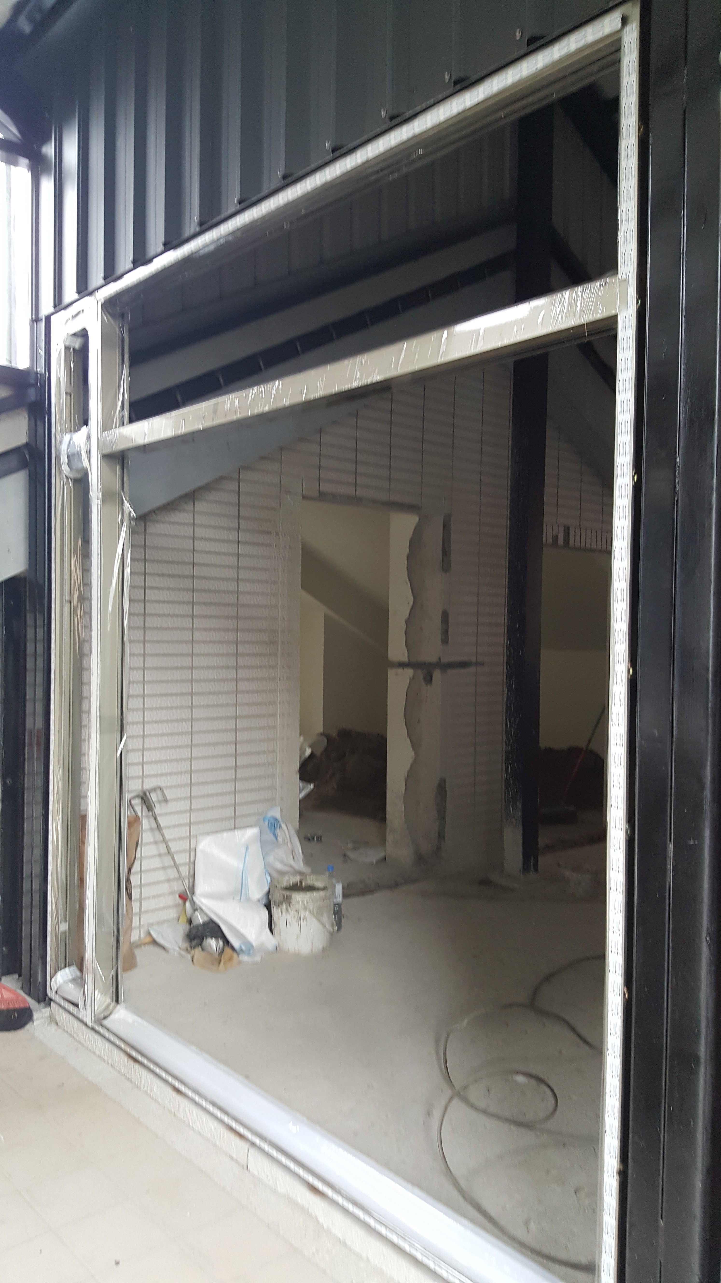 新北市新莊住家落地鋁門窗施工