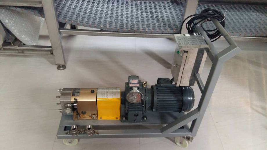 RS-301衛生泵浦搭配不鏽剛手推車