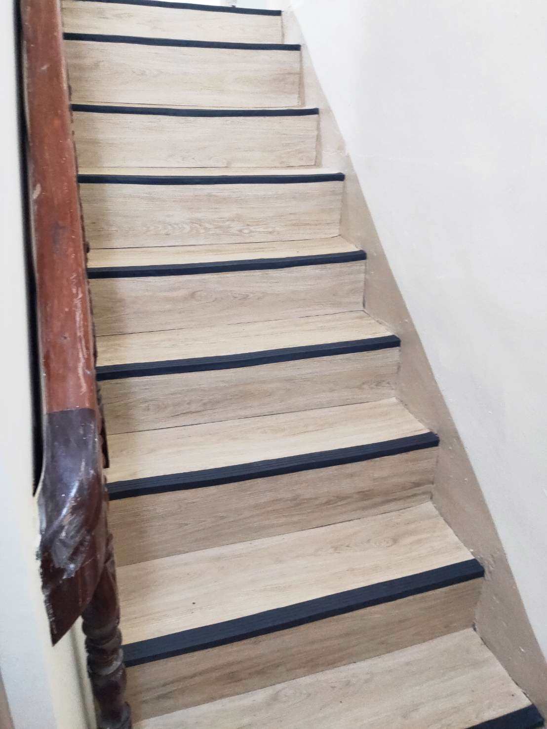 寶南順裝潢-塑膠地板/樓梯施工