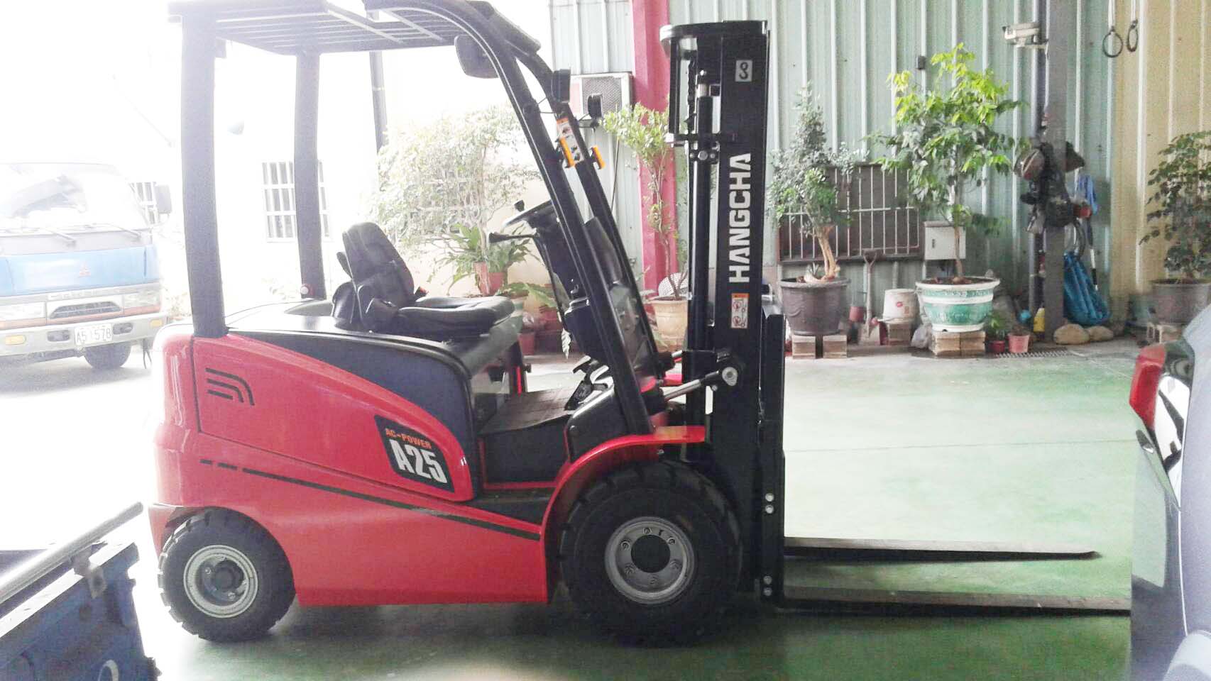 新杭叉電動2.5噸堆高機，兩截三米