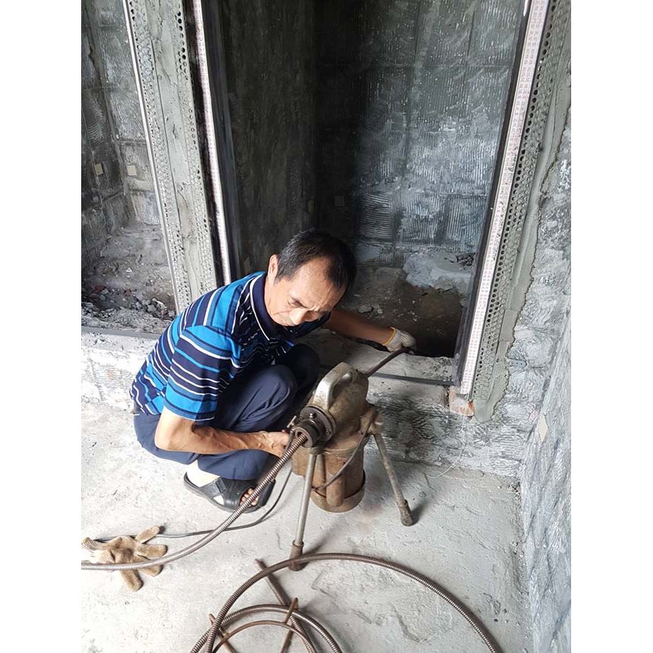 師傅在台塑加油站裡偵測化糞池