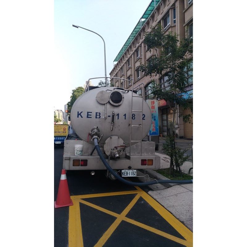 惠文路上某家化糞池在抽水肥