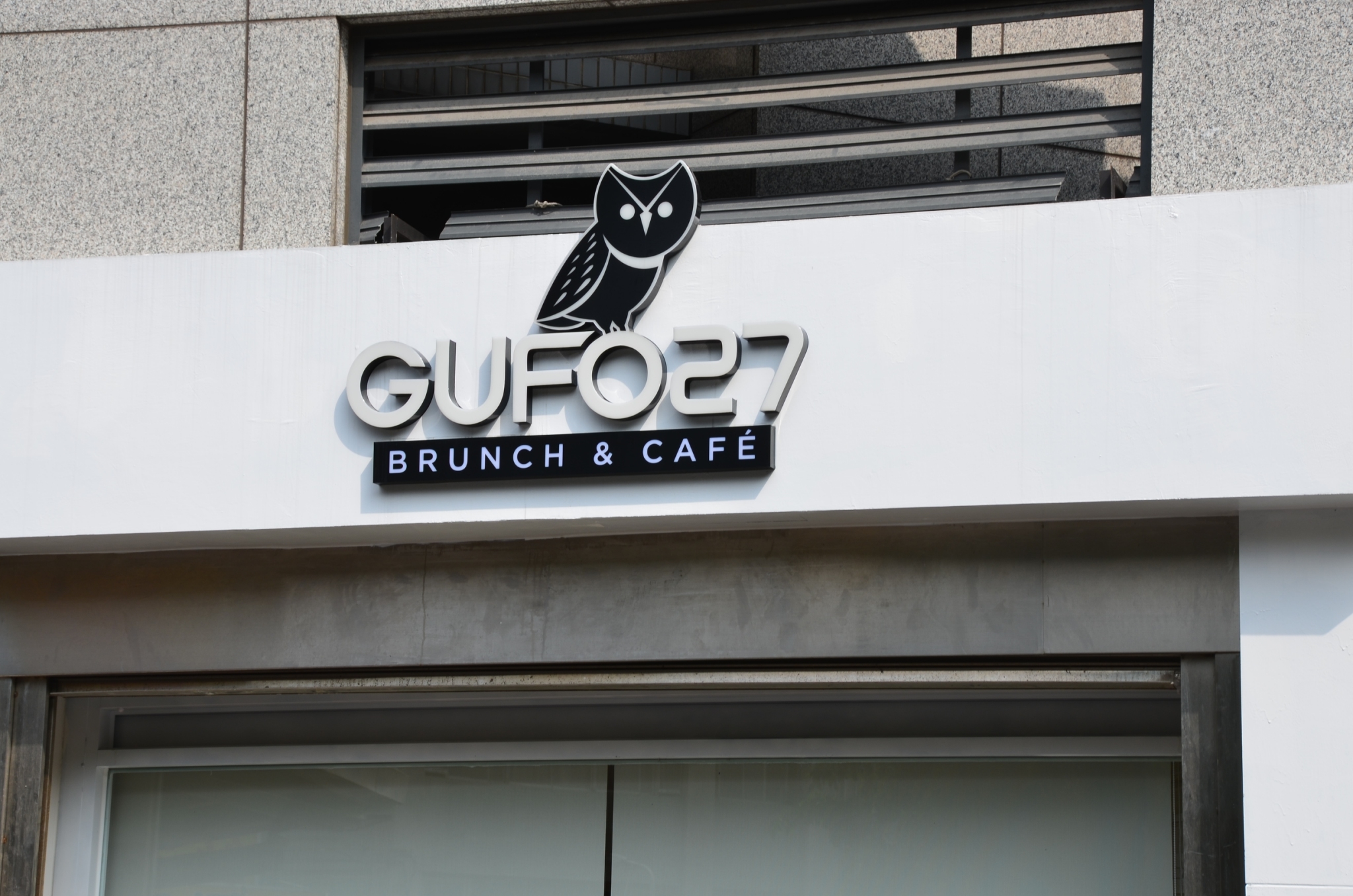 階梯廣告招牌施工案例-立體字造型餐廳招牌(會發光)-灌膠字廣告招牌