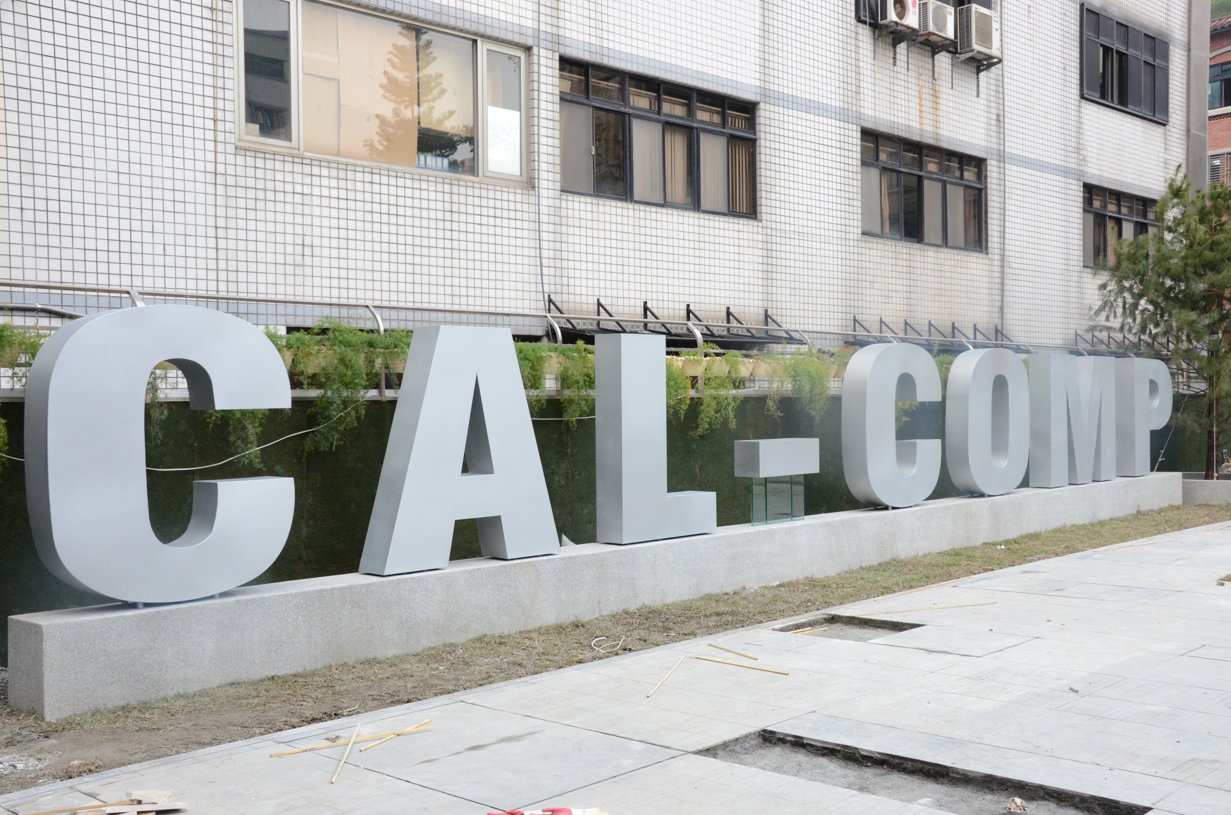 階梯廣告招牌參考案例-烤漆立體字招牌,戶外立體英文字母招牌,不鏽鋼弗炭烤漆立體字