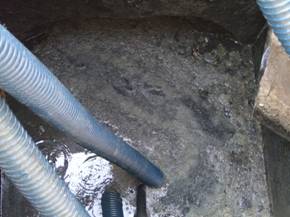 小吃部前涵管油汙阻塞疏濬施工照片-清理疏通前