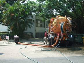 清溝車沖洗油汙