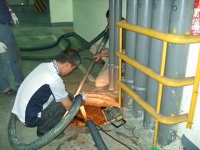 真空抽取車抽取中