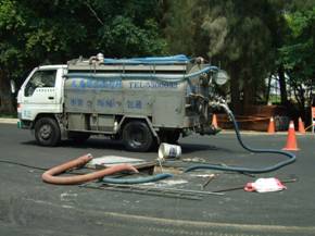 真空車抽取汙油