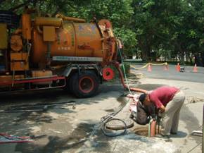 清溝車沖洗油汙