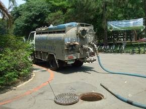 真空車抽取汙油