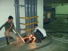 真空抽取車抽取中