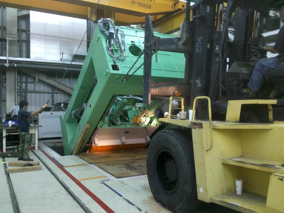 24噸合模機組裝