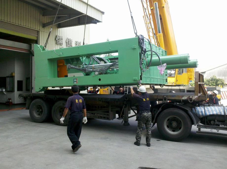 24噸合模機搬運