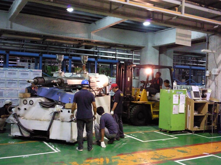 大型射出機搬運