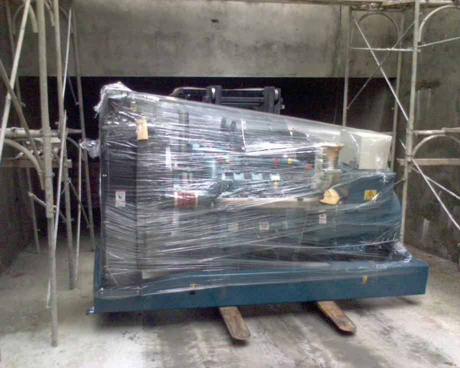 大型發電機搬運地下室